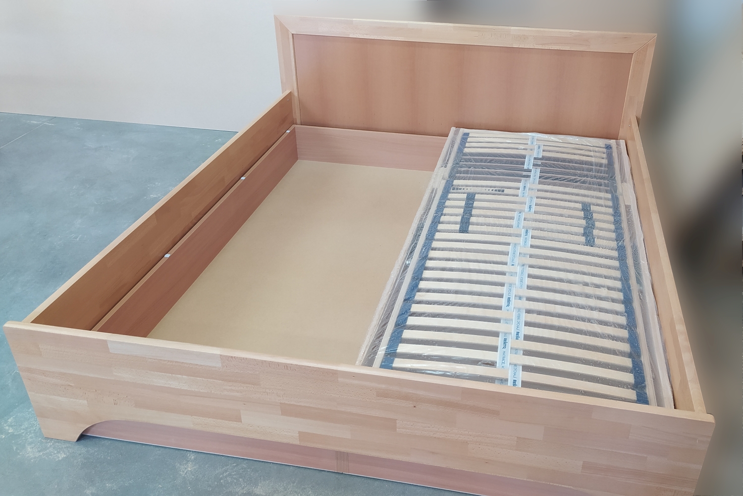 Xenie 1 dřevěná postel z masivu